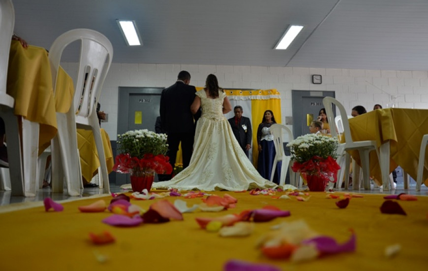 O casamento foi realizado ontem dentro do presídio