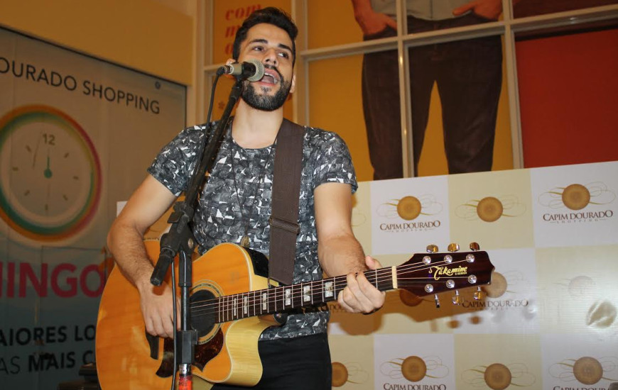 Vittor Valente canta no Capim Dourado Shopping