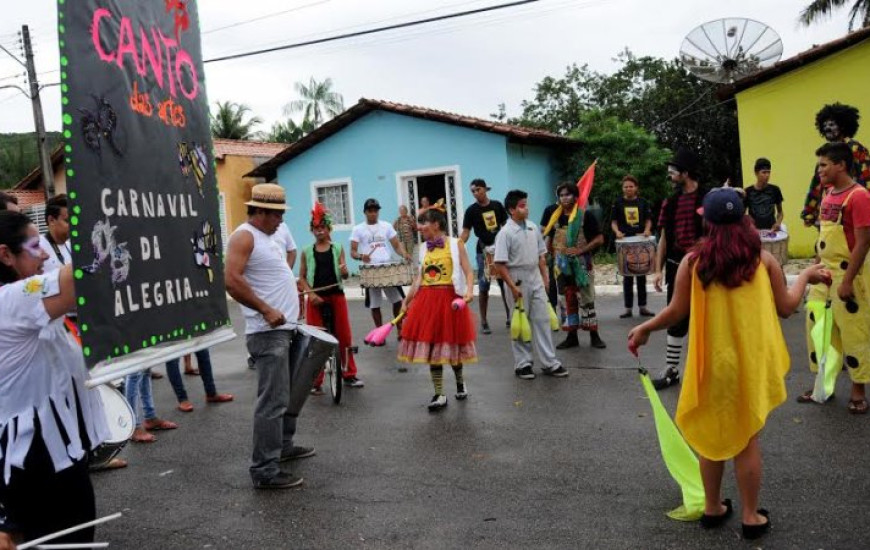 Marchinhas em cortejo pelas ruas de Taquaruçu
