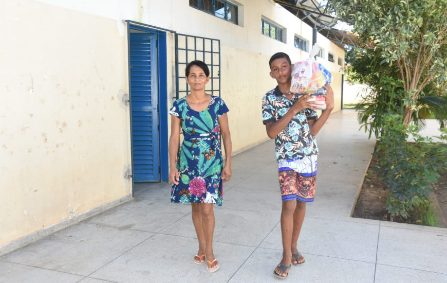 Os responsáveis pelos estudantes começaram a retirar os kits nas unidades escola