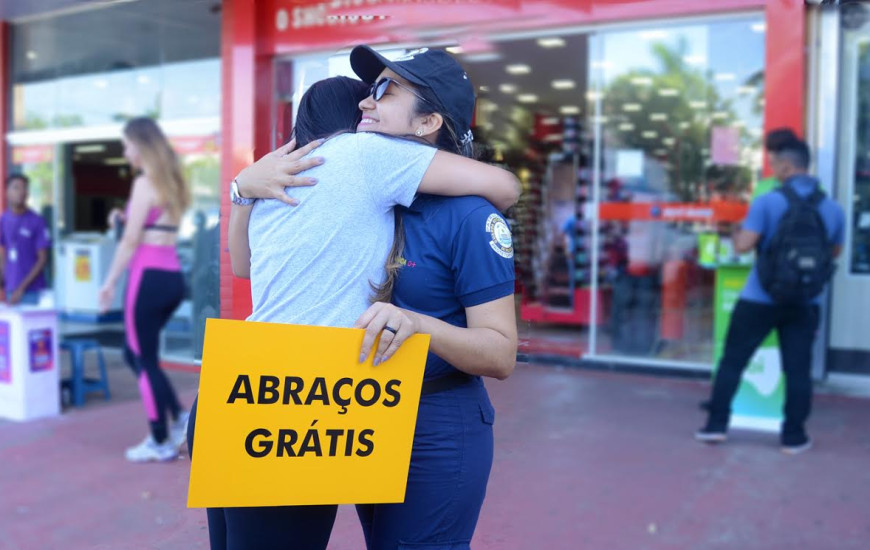 Abraços foram distribuídos pela Guarda Metropolitana de Palmas
