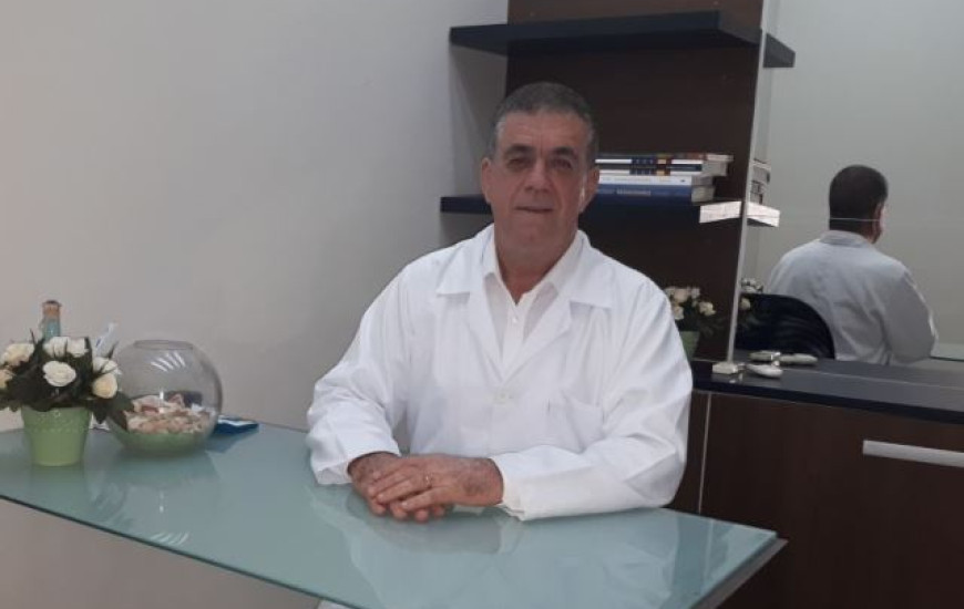 Dentista José Cláudio Lois, especialista em Dentística