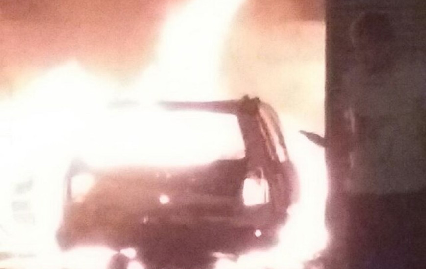 Carro é queimado dentro de estádio 