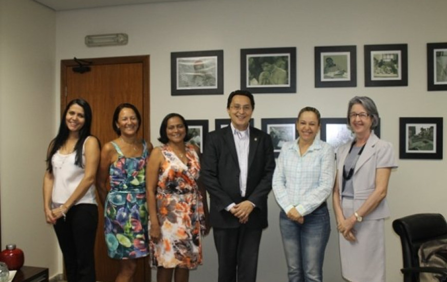 Deputada e professores entregam projeto