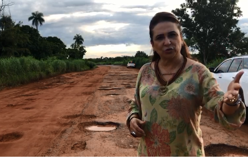 Kátia Abreu grava vídeo na estrada entre Ponte Alta do Bom Jesus e Taguatinga