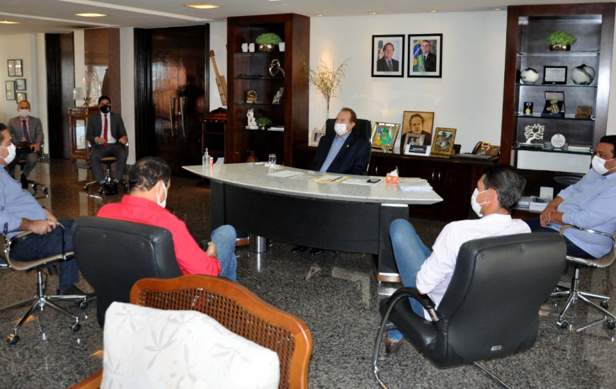 Reunião entre Mauro Carlesse e a comissão de prefeitos da ATM.
