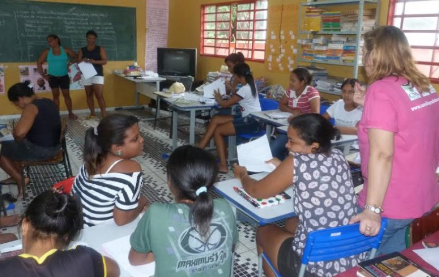 Mulheres realizam curso