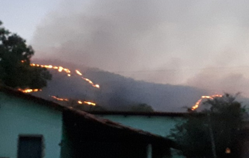Fogo atinge a Serra de Taquaruçu desde ontem