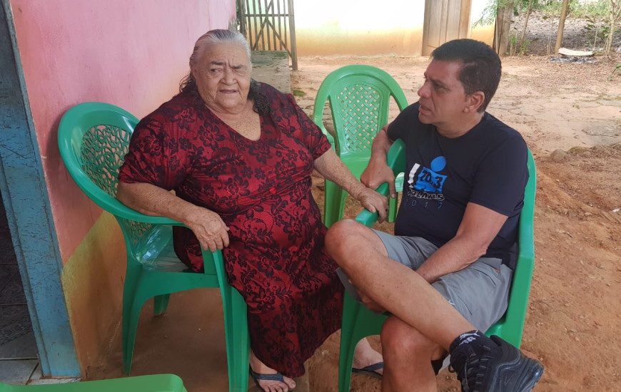 Amastha visita Dona Raimunda em assentamento