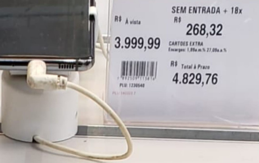 Dois aparelhos celulares estavam com preços bem mais altos.
