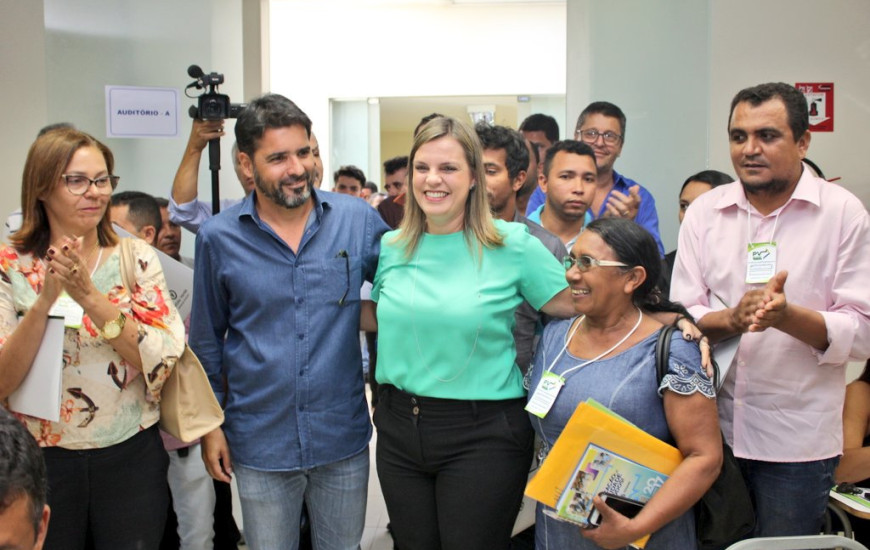 Cláudia Lelis reforça apoio ao PMDB