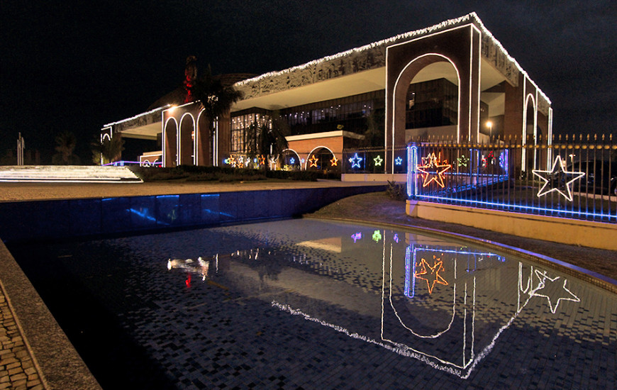 O Palácio Araguaia também recebeu decoração natalina.