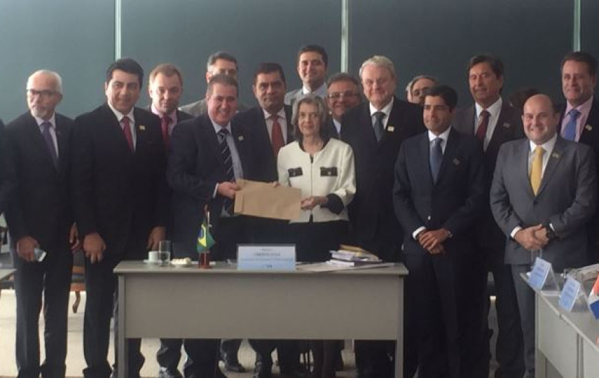 Prefeitos se reúnem com ministra do STF em Brasília