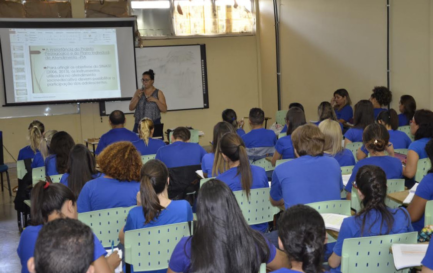 Alunos têm aulas em regime integral, de segunda a domingo