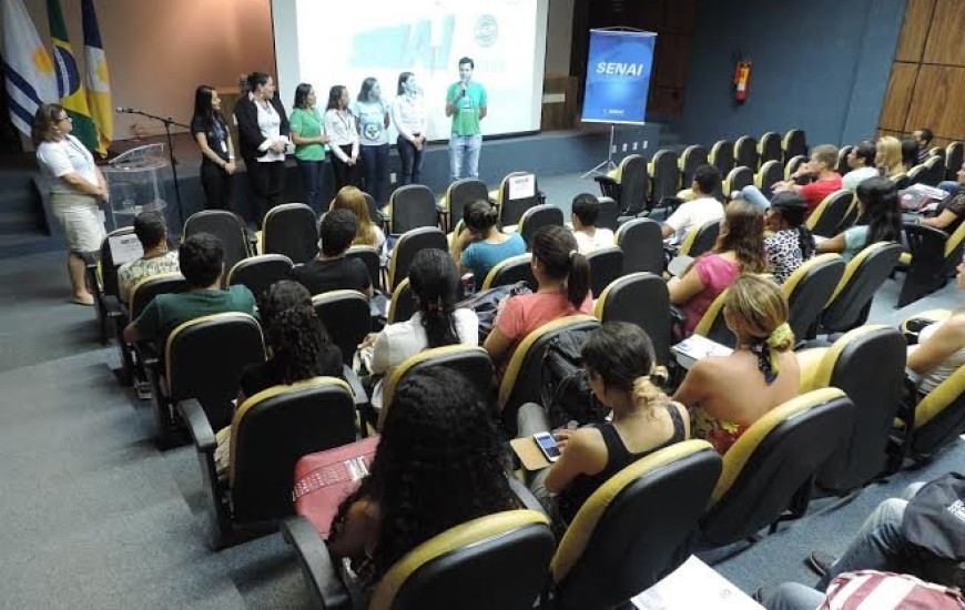 Alunos iniciam aulas no Senai