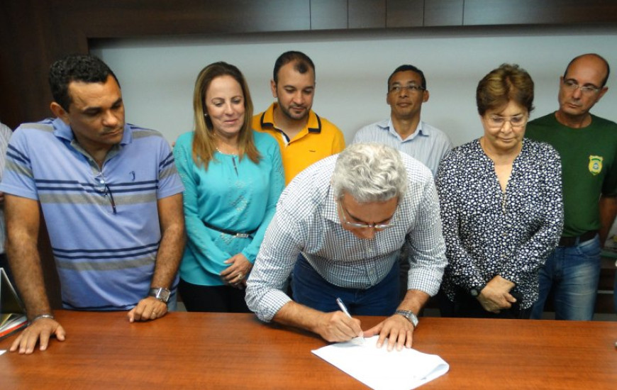 Laurez Moreira assina decreto de criação da APA