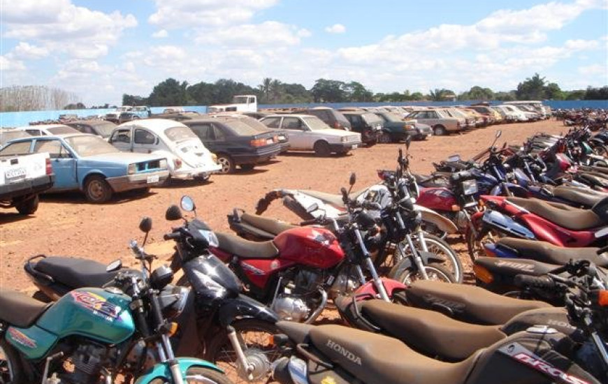 Carros e motos serão leiloados