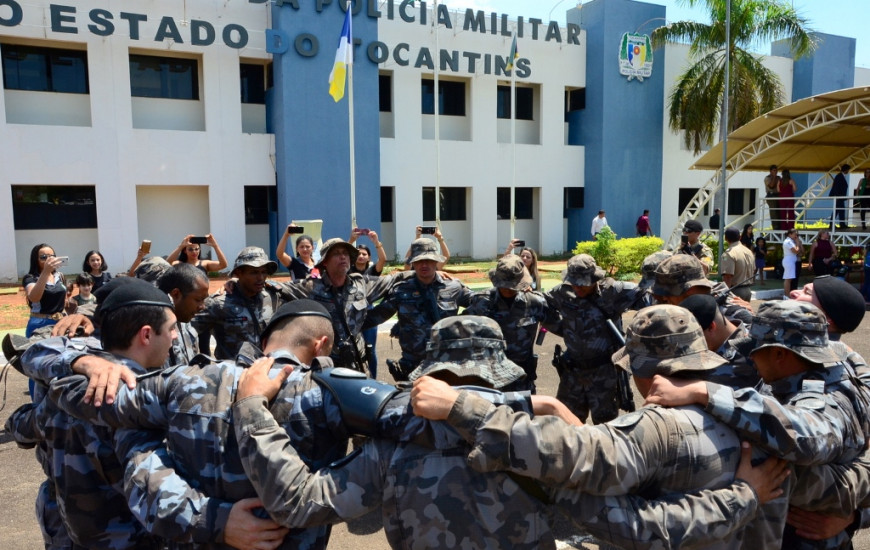 Militares realizam oração após a chegada