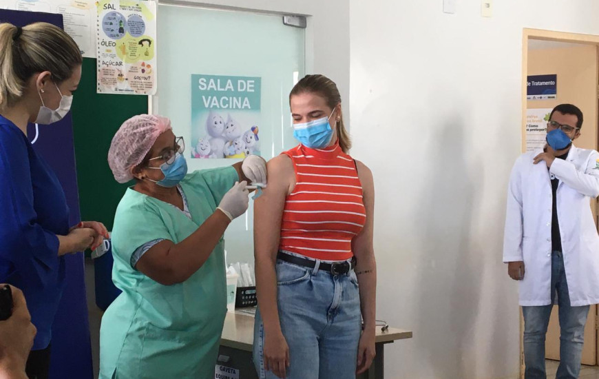 Médica Beatriz Ferroli, de 26 anos, foi a primeira servidora vacinada