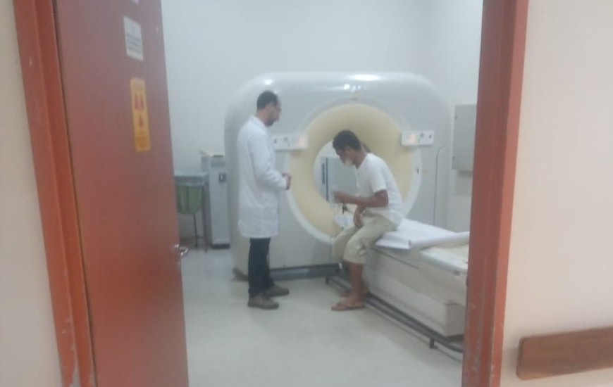 Rapaz realiza tomografia no HGP