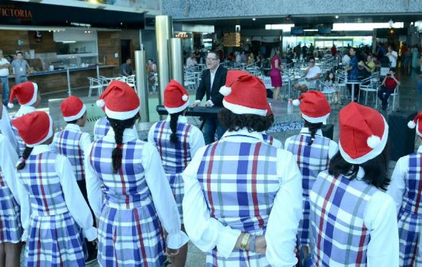 Corais se apresentam no aeroporto de Palmas em clima de natal