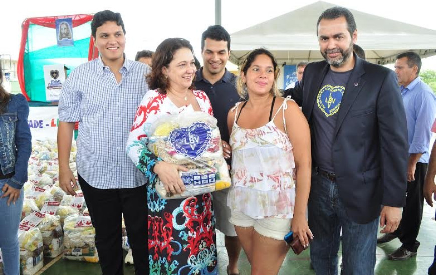 Iratã, Irajá e Kátia Abreu na entrega de presentes