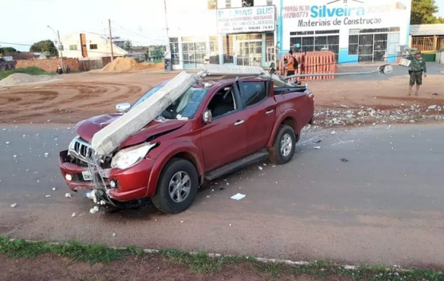 O condutor do veículo que derruba o poste tem que pagar a quantia de R$ 3 mil
