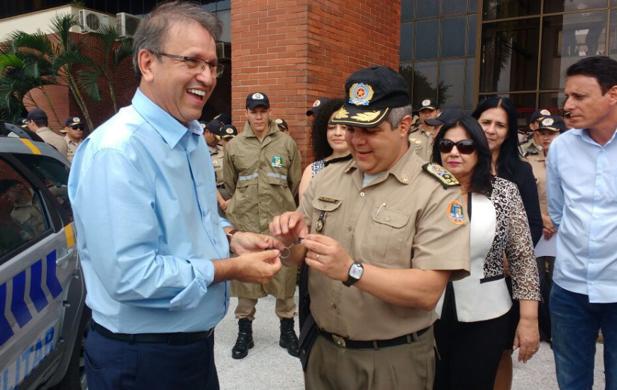 Governador entrega chaves de viaturas a comandante da PM