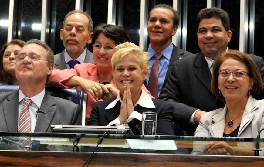 Xuxa e Ataídes acompanham votação
