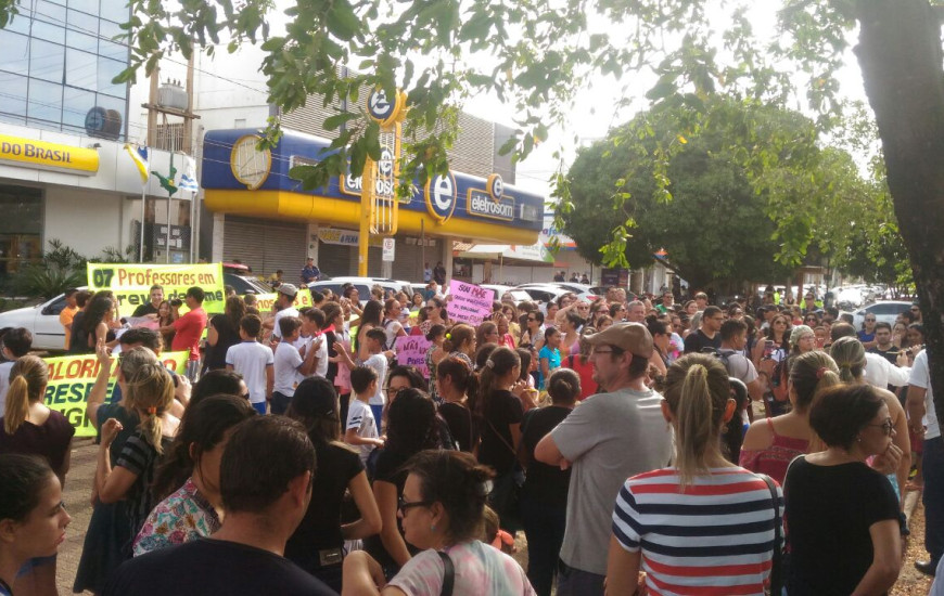 Pais e alunos fazem manifestação em frente à Prefeitura de Palmas