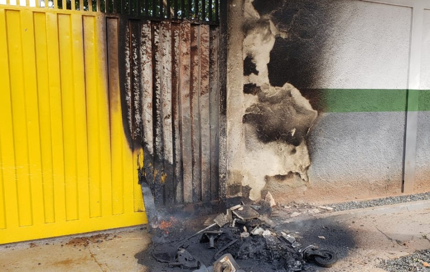  Lixeira queimada em frente a UBS Palmeiras do Norte