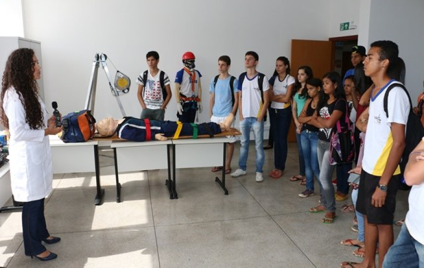 Estudantes visitam instalações do Cetec