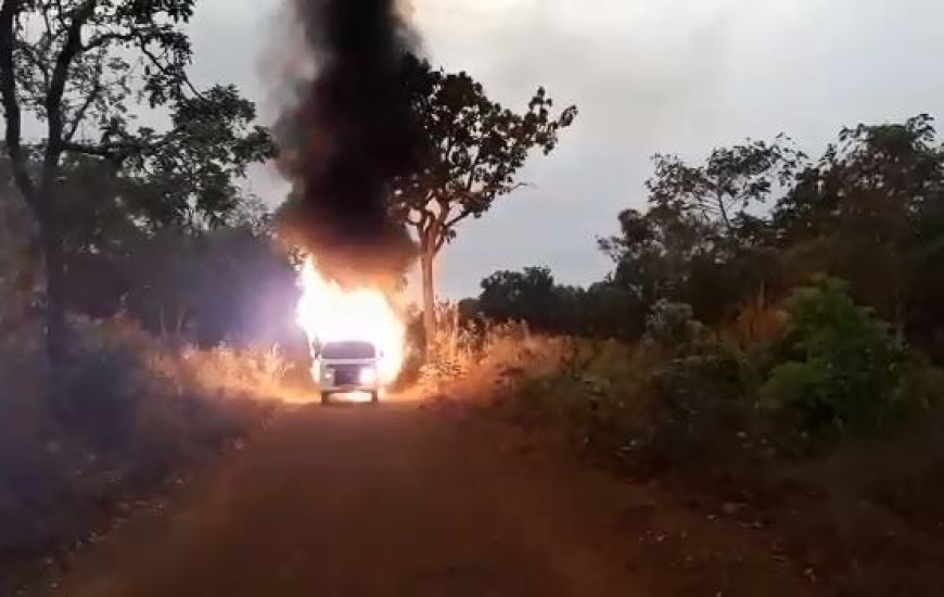 Kombi escolar pega fogo na zona rural de Tabocão