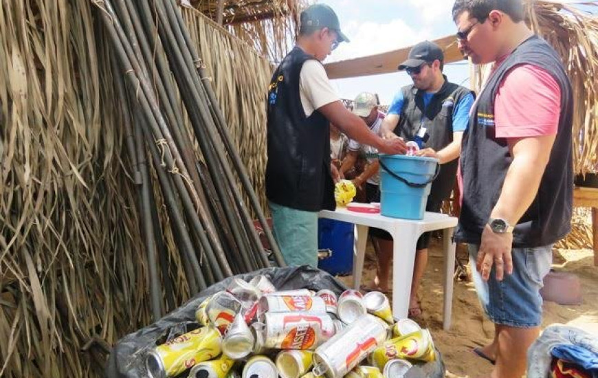 Procon recolhe produtos vencidos nas praias