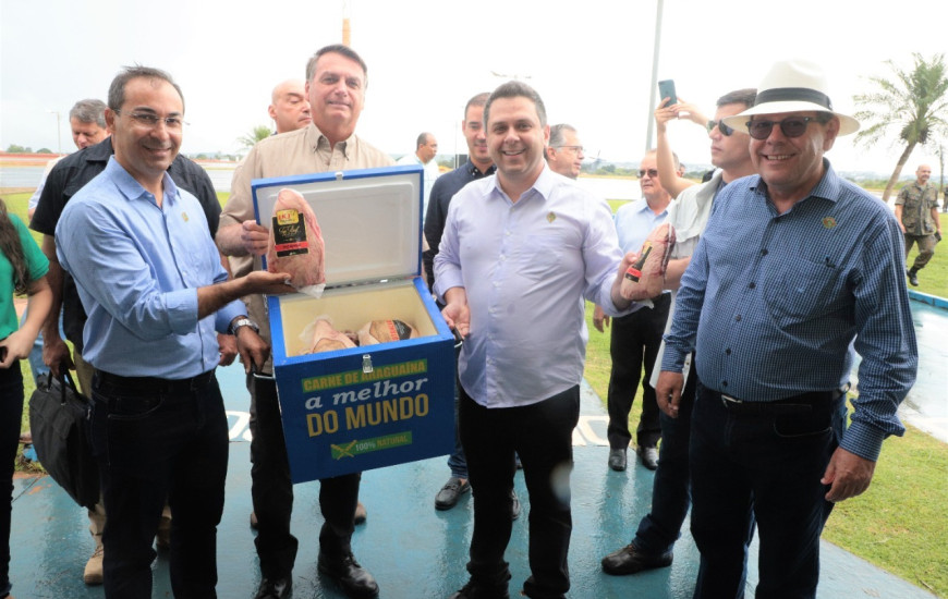 Momento no qual o deputado federal Tiago Dimas entrega caixa com carnes 