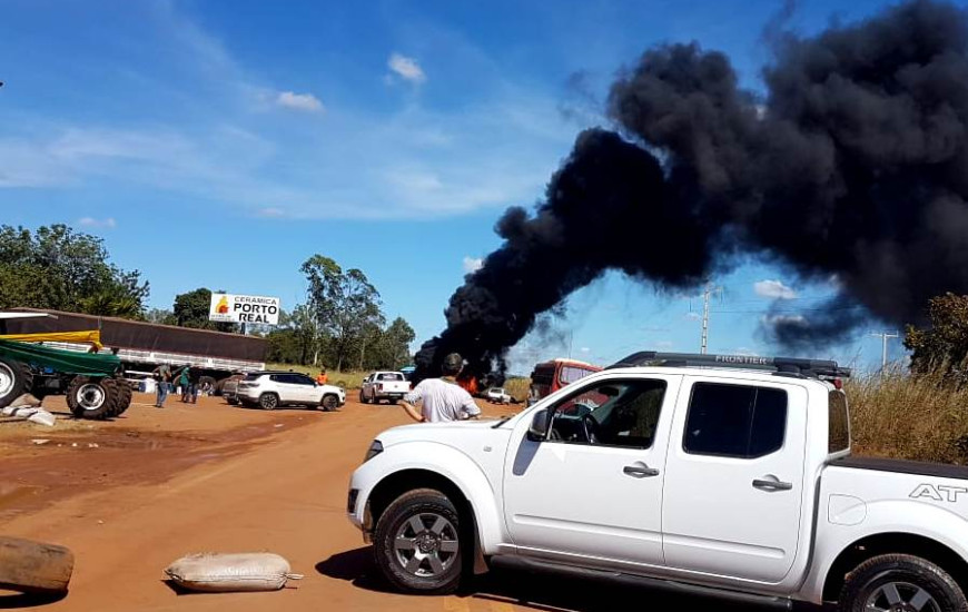 Manifestantes queimaram pneus para impedir a passagem de caminhões