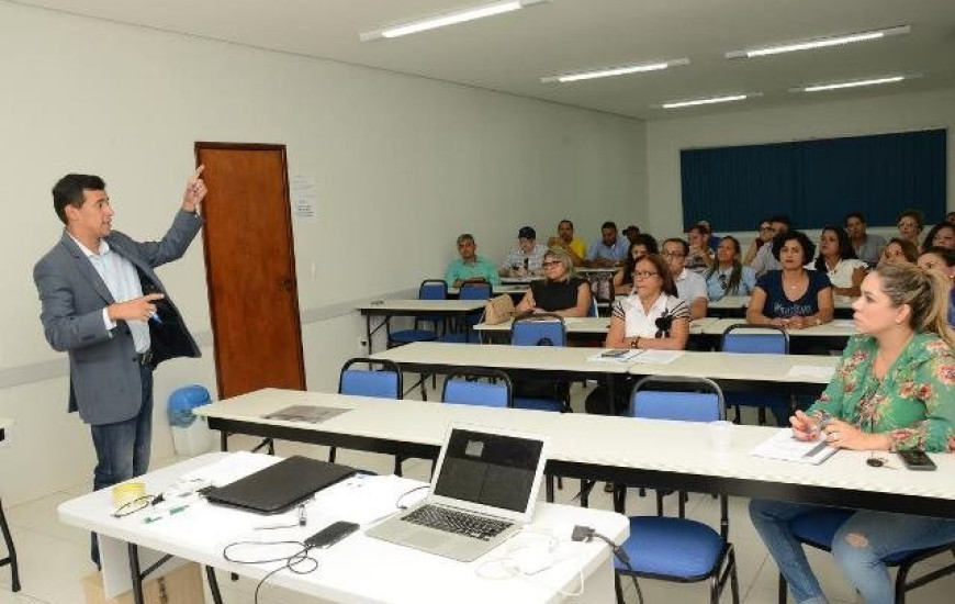 Luana faz treinamento com sua equipe parlamentar