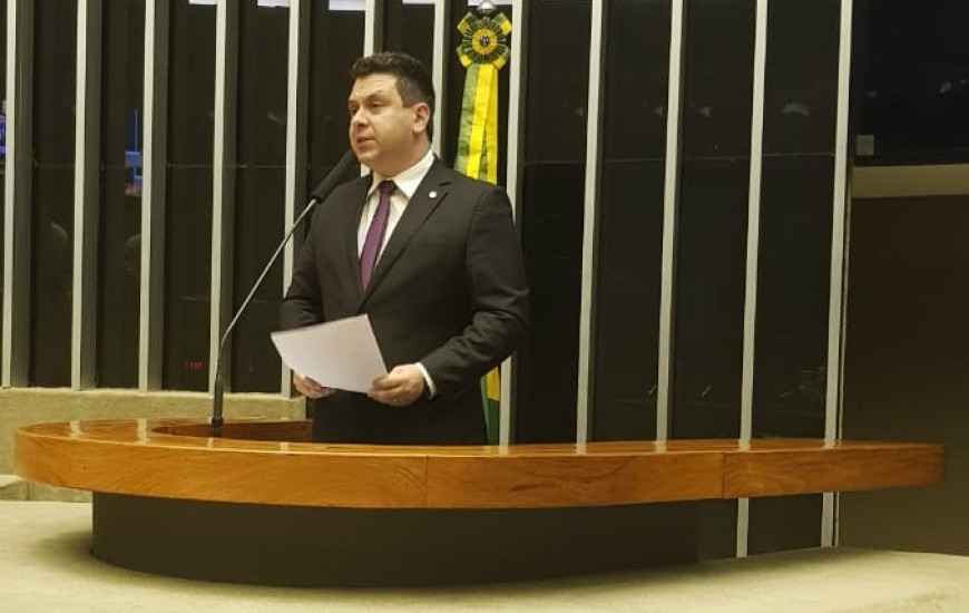 Tiago Dimas durante discurso na Câmara dos Deputados 