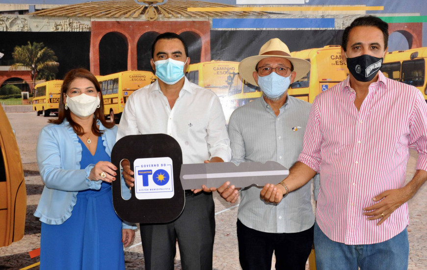 Vice-governador Wanderlei Barbosa finalizou a entrega de ônibus escolares.