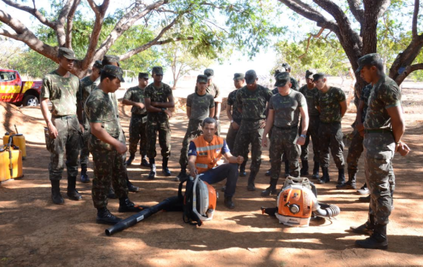 Brigadistas são orientados para o combate ao fogo