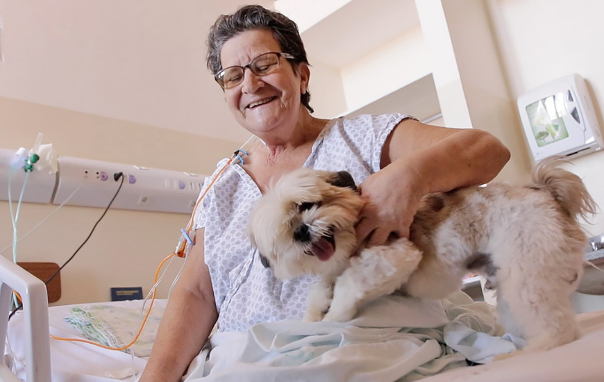 Dona Clarimunda recebe o cão Miguel pela segunda vez 