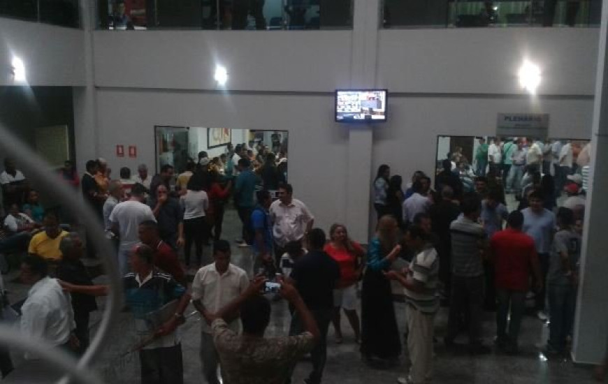 Manifestantes lotam galeria da Câmara de Palmas