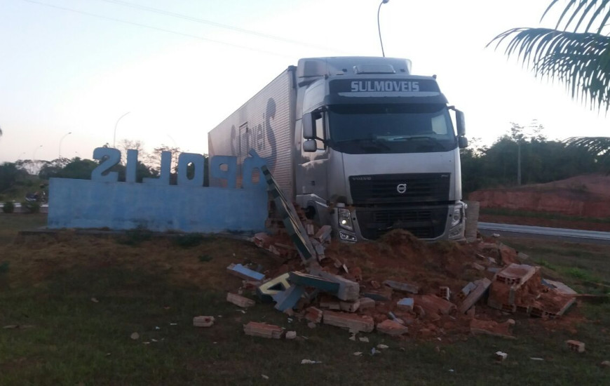 Em Darcinópolis, caminhão derruba letreiro da cidade
