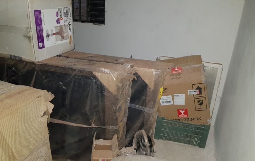 Vários produtos são apreendidos em depósito no Taquari
