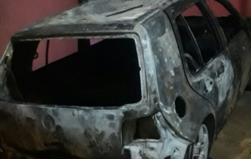 Veículo ficou completamente destruído