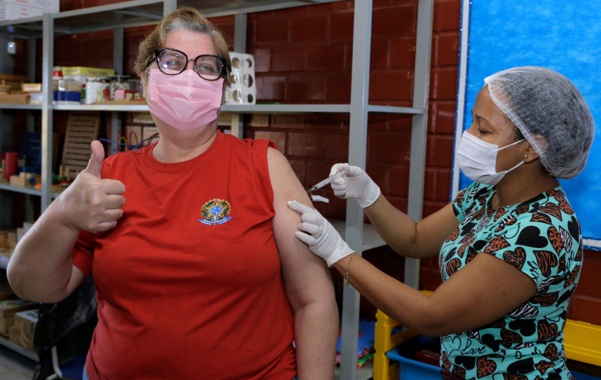 Aplicação das doses começou hoje às 9 horas 