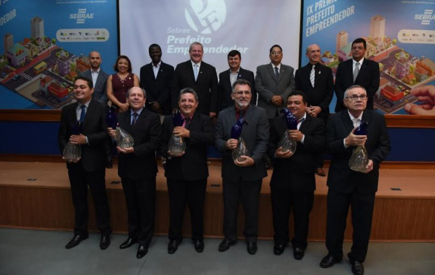 Prefeitos são premiados por Omar Hennemann