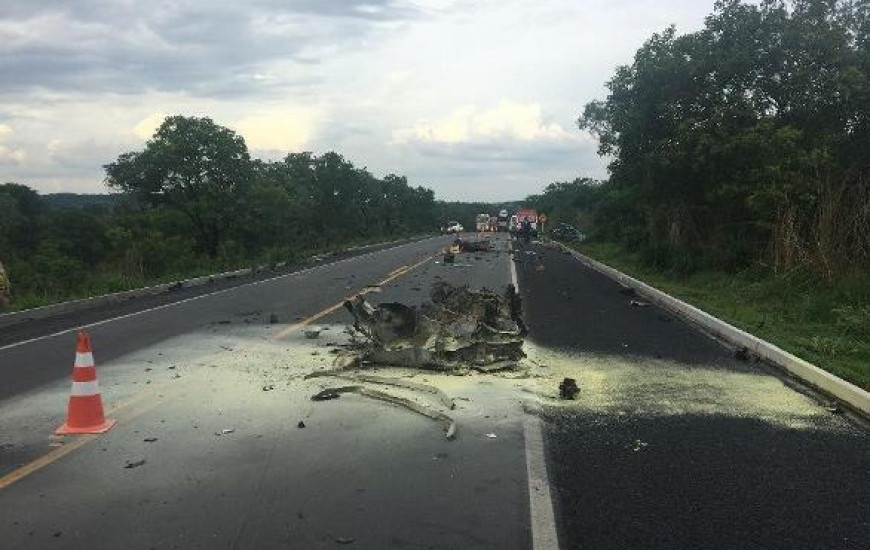 Veículo pegou fogo após bater em caminhão