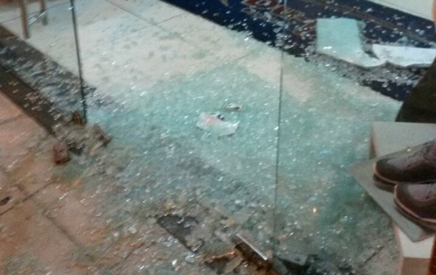 Porta de entrada da loja foi destruída