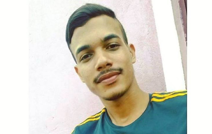 O jovem de 22 anos foi atingido por dois tiros enquanto pilotava sua moto